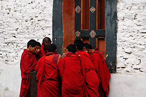 Monniken in overleg (Trongsa Dzong)